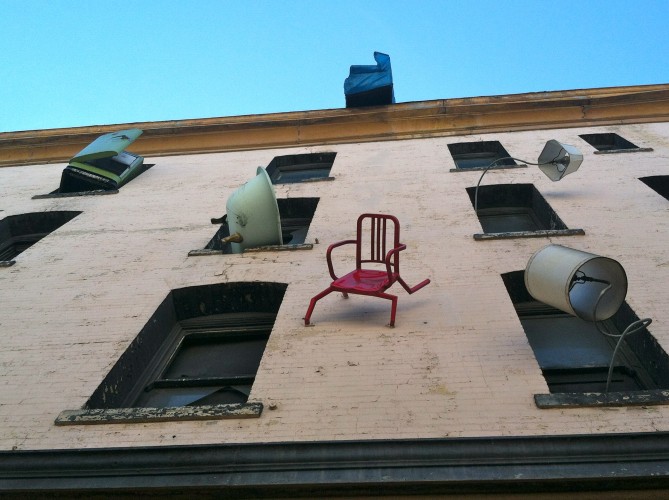 tirar la casa por la ventana